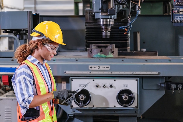 Engenheira, verificando o sistema da máquina