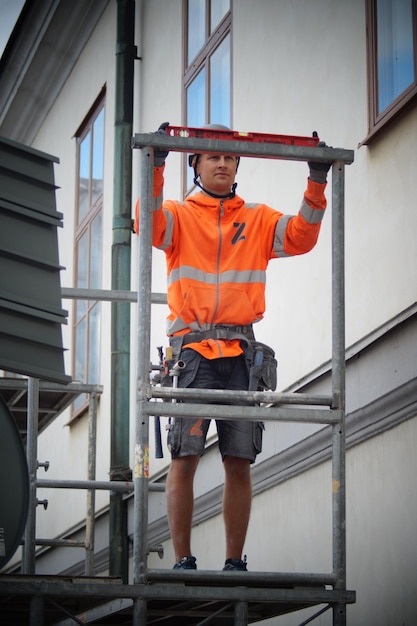 Foto engenheiro a trabalhar num canteiro de obras