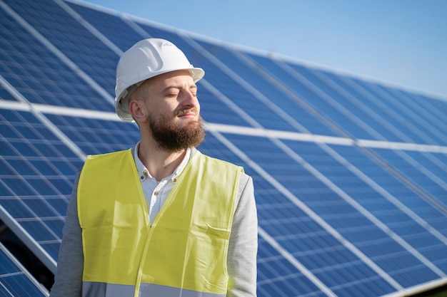 Foto engenheiro ambiental sorridente de tiro médio