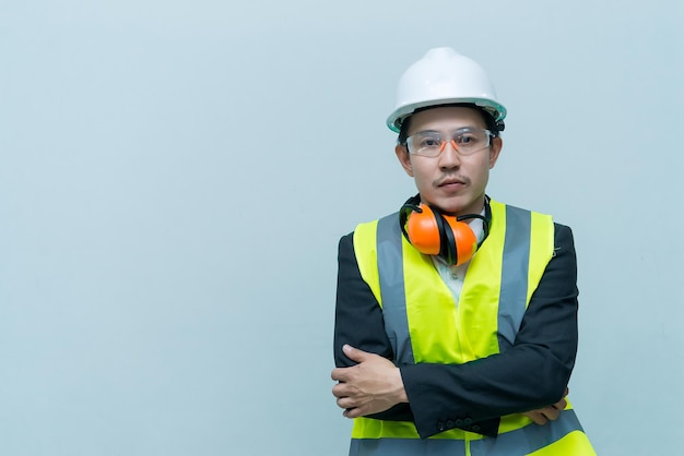 Engenheiro asiático com capacete e óculos de segurançaEle tem um walkie talkie na mãoTailândia pessoas inteligentes