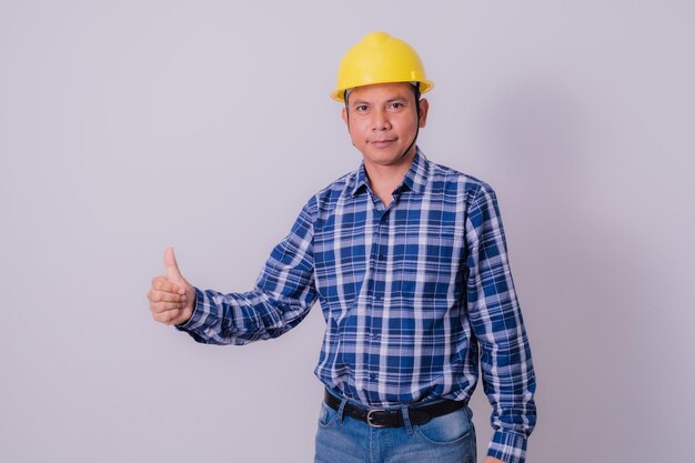 Foto engenheiro asiático em camisa listrada em fundo branco