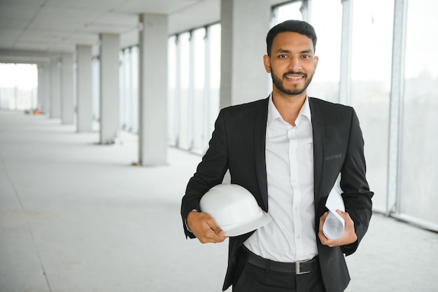 Engenheiro Asiático em pé na construção do local, postando confiante Engenheiro de construção feliz sucesso no planejamento de alvo