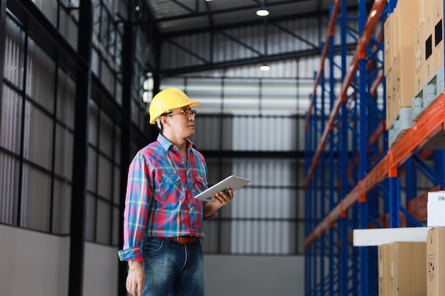 Engenheiro asiático homem trabalhando na construção de fábrica