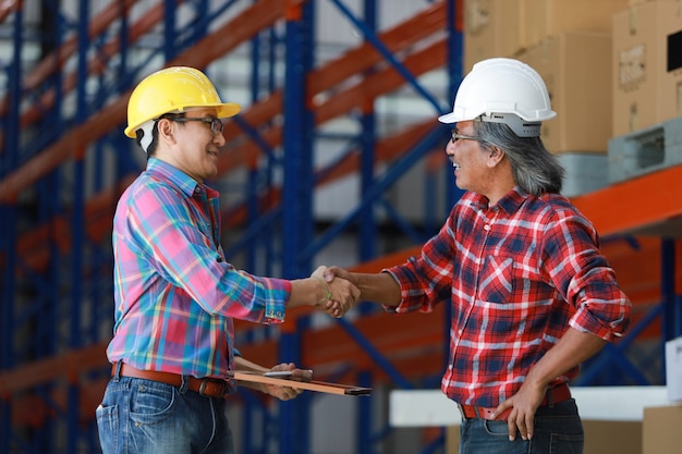 Engenheiro asiático homem trabalhando na construção de fábrica