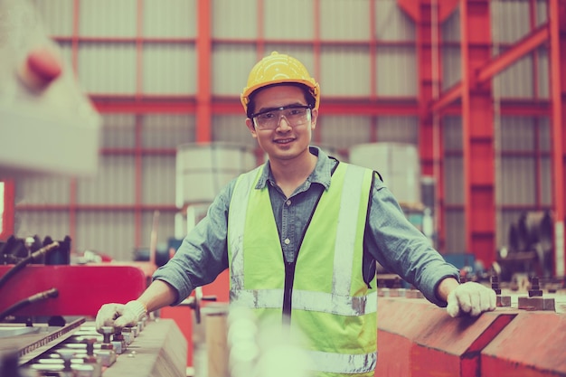 Engenheiro asiático que trabalha na fábrica com habilidade de máquinatechnician é trabalho de produção industrial