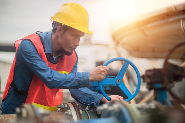 Engenheiro asiático trabalhador indonésio trabalhando em fábrica de metal pesado planta de fábrica técnico workman filipinas na ásia verificando máquina de manutenção na fabricação industrial