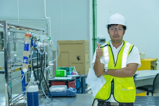 Engenheiro asiático trabalhando na sala de operaçõesTailândia pessoas usam capacete trabalhoEle trabalhou com diligência e paciência