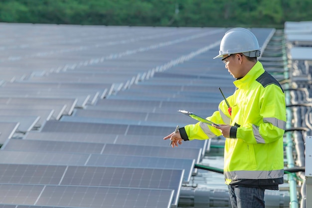 Engenheiro asiático trabalhando na usina de energia solar flutuanteEnergia renovávelTécnico e painéis solares de investidores verificando os painéis na instalação de energia solar