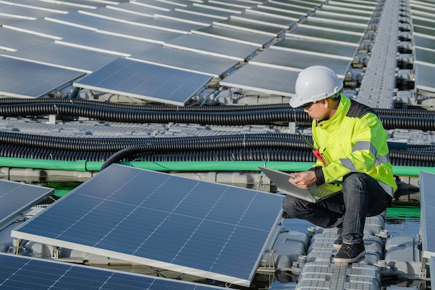 Engenheiro asiático trabalhando na usina de energia solar flutuanteEnergia renovávelTécnico e painéis solares de investidores verificando os painéis na instalação de energia solar