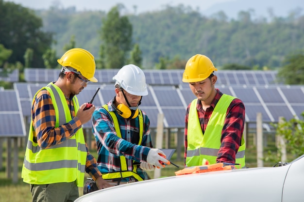 Engenheiro asiático trabalhando na verificação de equipamentos em usina de energia solar, energia pura, energia renovável