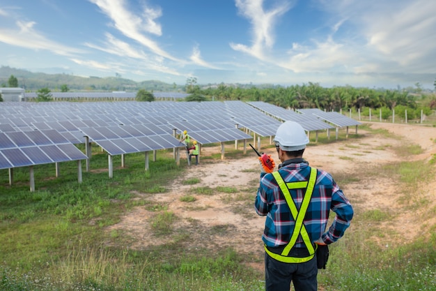 Engenheiro asiático trabalhando na verificação de equipamentos em usina de energia solar, energia pura, energia renovável