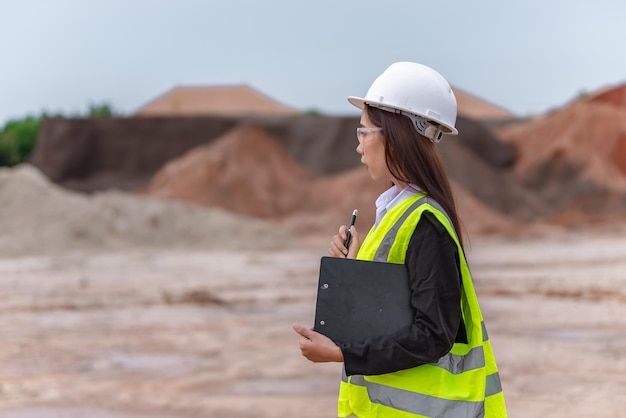 Engenheiro asiático trabalhando no local de um grande projeto de construçãoTailândia pessoasTrabalhar horas extras no canteiro de obras