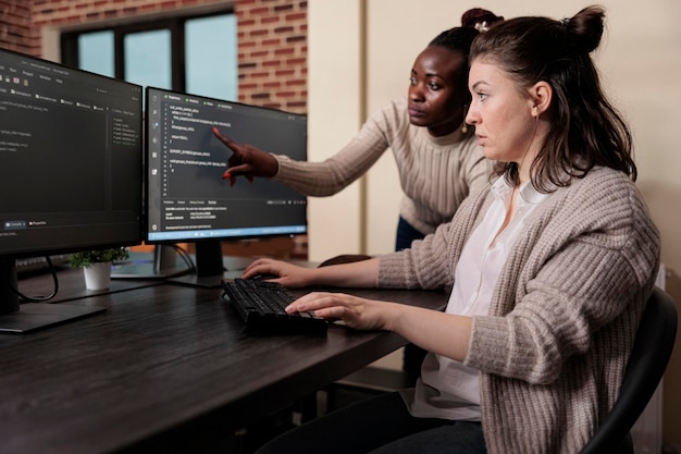 Engenheiro Blockchain apontando erro no código de linha de software de segurança de rede. Desenvolvedores cibernéticos projetam atualizações de sistemas e processam blocos de dados carregados por inteligência artificial.