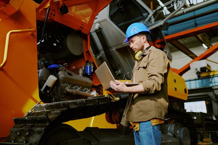Foto engenheiro caucasiano usando laptop no trabalho