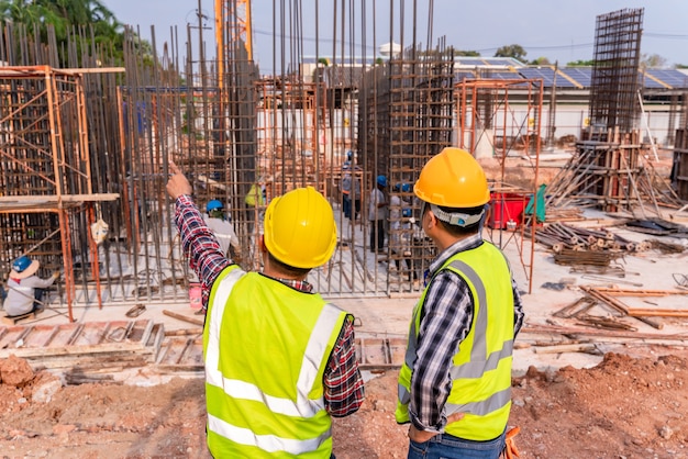 engenheiro civil de construção e arquiteto trabalhando supervisionando o andamento no canteiro de obras