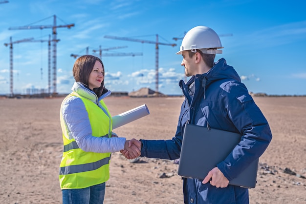 Engenheiro civil e agente imobiliário no canteiro de obras