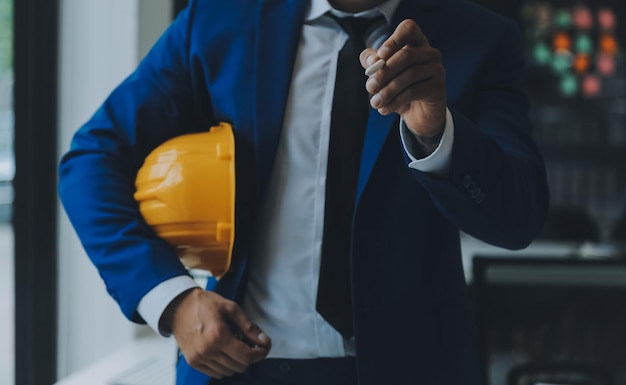 Engenheiro civil hispânico sorrindo com fundos de construção usados para capa de banner Sucesso no alvo do objetivo do projeto Trabalhador bonito do Oriente Médio