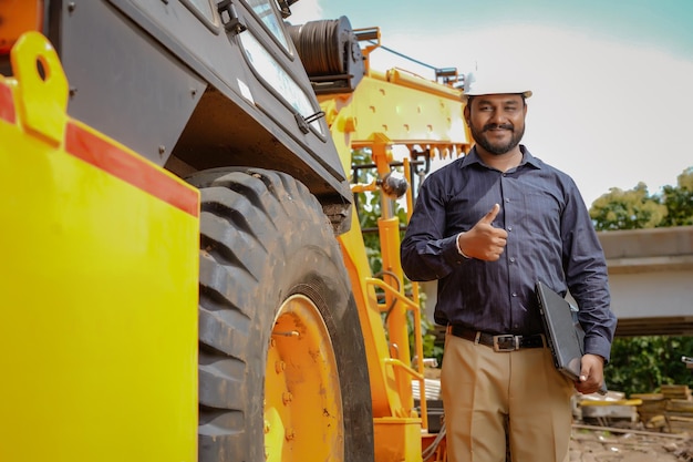 Engenheiro civil indiano trabalhando no canteiro de obras com construção de guindaste