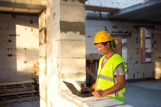 Engenheiro civil no canteiro de obras de uma casa