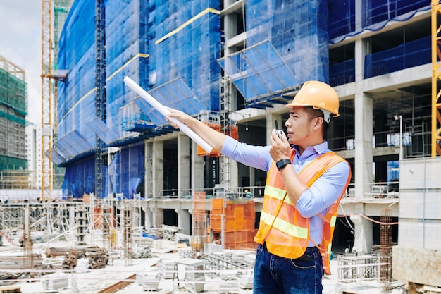 Engenheiro civil sério gerenciando o processo de construção