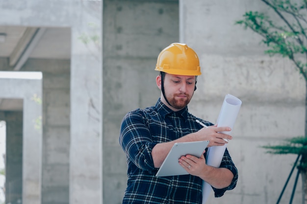 Foto engenheiro civil, trabalhando na construção de site com computador