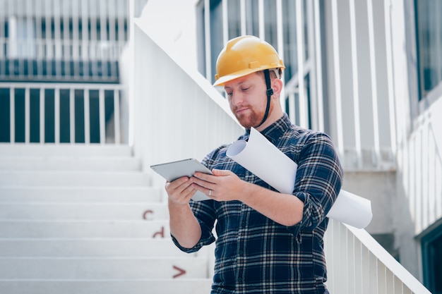 Foto engenheiro civil, trabalhando na construção de site com computador