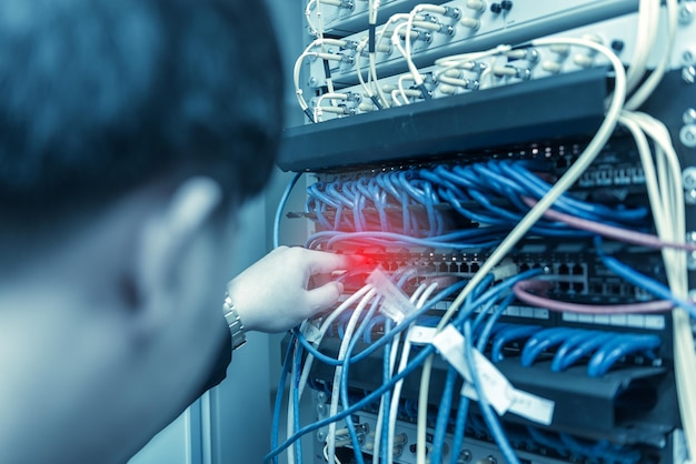 Foto engenheiro com caixas de ferramentas chega à sala do servidor para problema de verificação de trabalho do servidor de reparo de rede na sala do servidor tailândia homem asiático