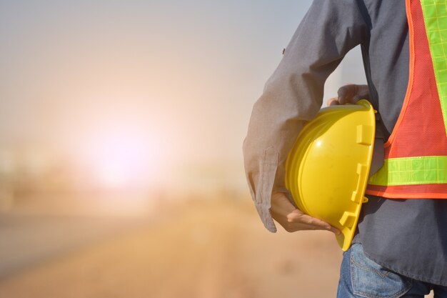 Engenheiro com capacete amarelo