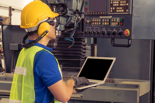 Foto engenheiro com capacete de segurança trabalhando na fábrica