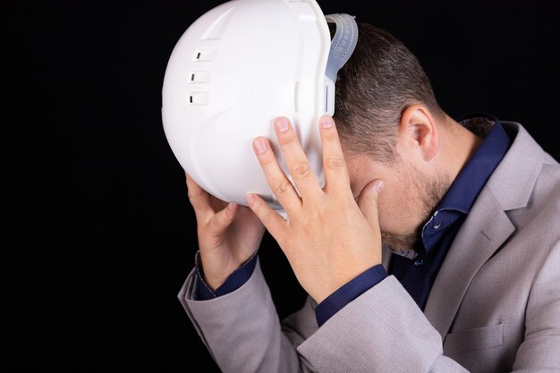 Foto engenheiro construtor empresário com um capacete branco