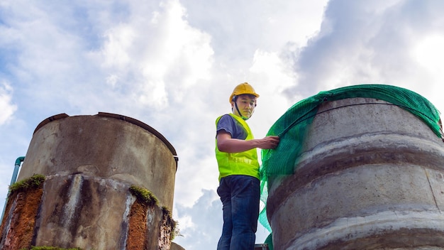 Engenheiro controlando a qualidade da água Fique em tanques de cimento para manter a água na fábrica de água