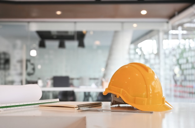 Foto engenheiro de capacete e equipamento de desenho.