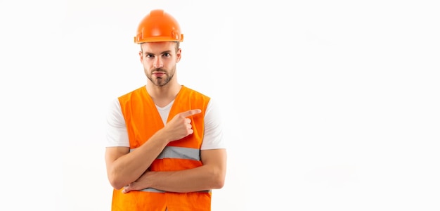 Engenheiro de cara ou arquiteto trabalhando. apontar o dedo no espaço da cópia. trabalhador do armazém. reparação de estradas masculinas ou trabalhador da construção civil isolado no branco. construtor de capacete de segurança e uniforme laranja.