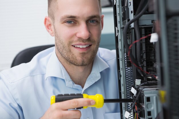 Engenheiro de computação jovem trabalhando na cpu