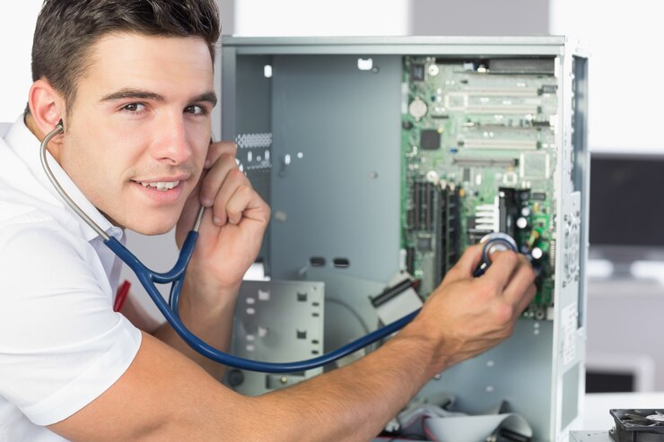 Foto engenheiro de computação sorridente, examinando o hardware com estetoscópio