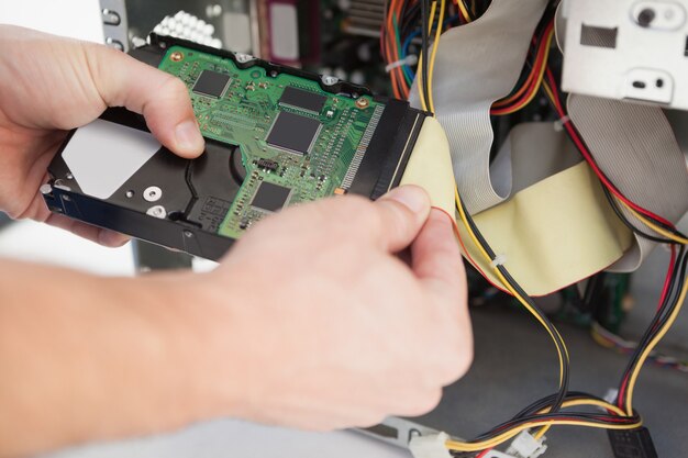 Foto engenheiro de computação, trabalhando na cpu quebrada