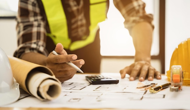 Engenheiro de construção arquiteto plano de projeto difícil no trabalho