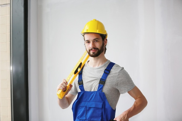 Engenheiro de construção com trabalhador capataz verificar canteiro de obras