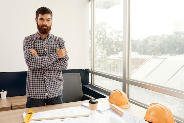 Foto engenheiro de construção confiante em sua mesa