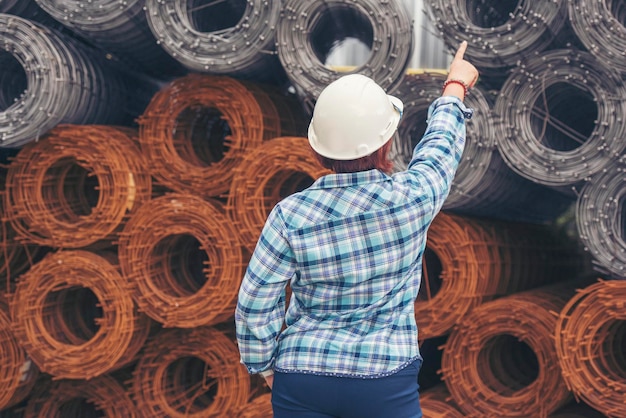 Engenheiro de construção de mulher usa capacete de segurança branco no trabalhador da indústria de canteiro de obras Trabalhador de engenheiro feminino engenharia civil com capacete de segurança de capacete Conceito de engenheiro de construção de mulher