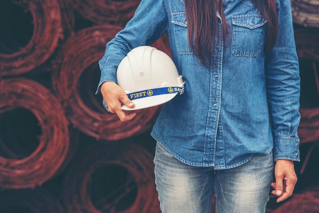 Foto engenheiro de construção de mulher usa capacete de segurança branco no trabalhador da indústria de canteiro de obras trabalhador de engenheiro feminino engenharia civil com capacete de segurança de capacete conceito de engenheiro de construção de mulher