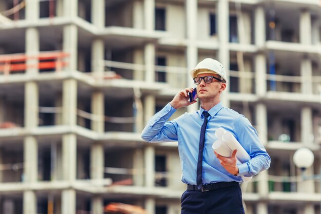 Engenheiro de construção no canteiro de obras