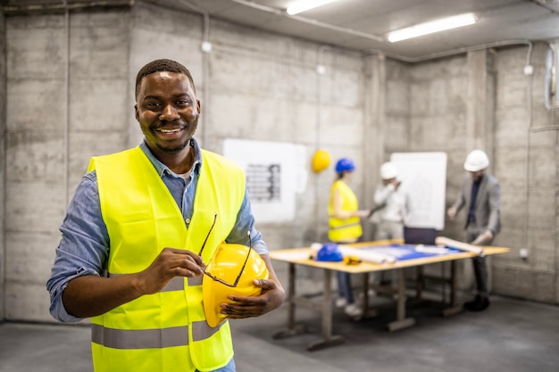 Engenheiro de construção no canteiro de obras