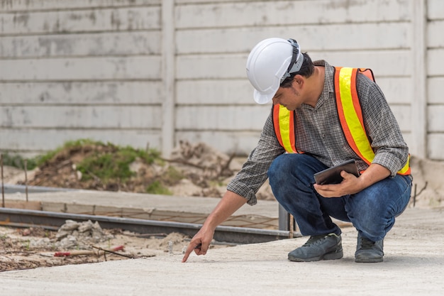 Engenheiro de construção no canteiro de obras