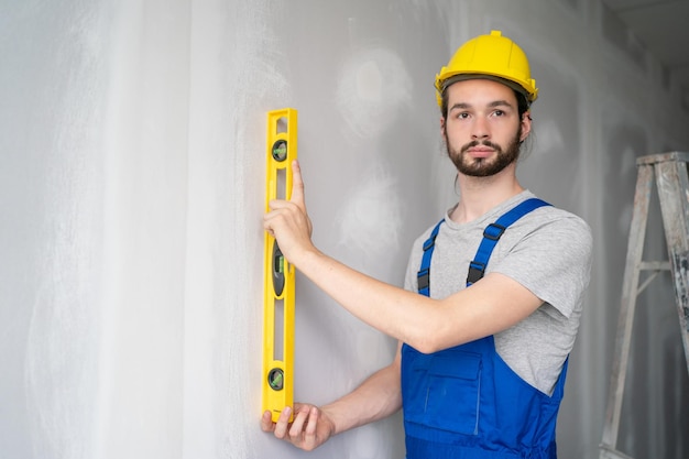 Engenheiro de construção ou trabalhador de capataz verificando o canteiro de obras