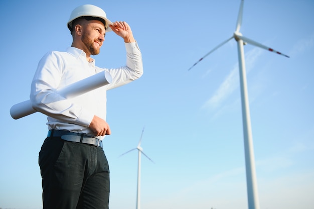 Engenheiro de energia está trabalhando com turbinas eólicas.