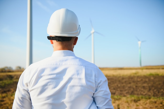 Engenheiro de energia está trabalhando com turbinas eólicas.