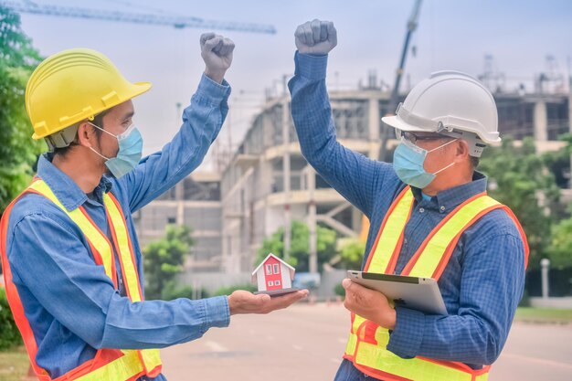 Engenheiro de equipe Arquiteto de dois homens em um canteiro de obras