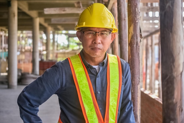 Engenheiro de equipe arquiteto de dois homens em um canteiro de obras