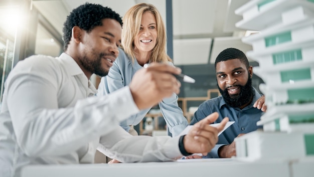 Engenheiro de equipe e modelo de construção para escritório de construção e colaboração Equipe de arquitetura ou trabalho em equipe para brainstorming de protótipo de projeto e reunião para planejamento de conversa ou consultoria